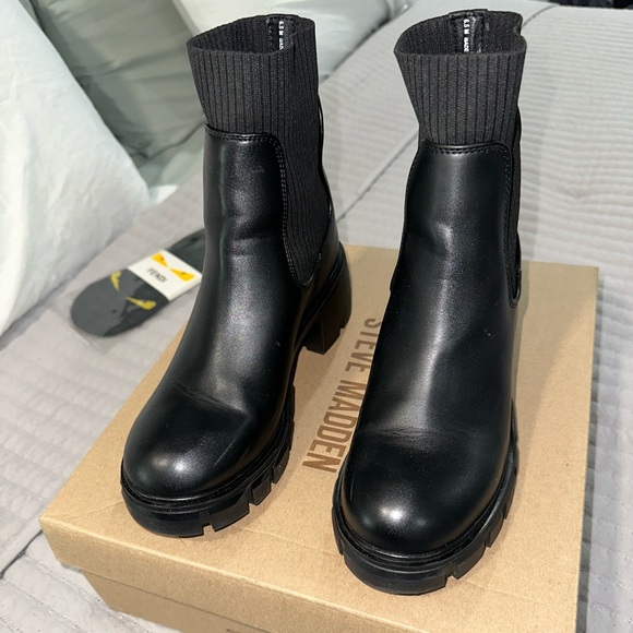 Black boots - Picture 3 of 5